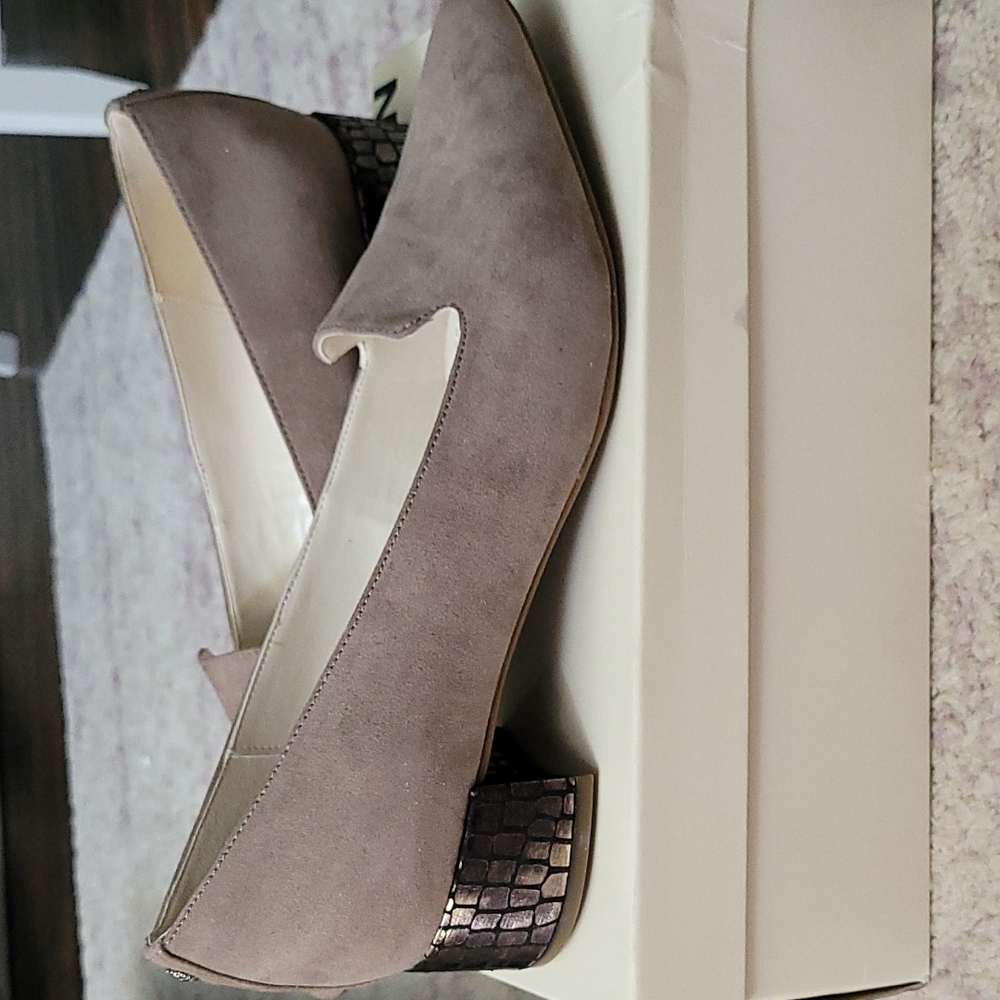 BNIB AK pumps
